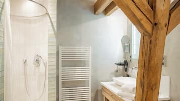 Comfort tweepersoonskamer, uitzicht op rivier | Badkamer