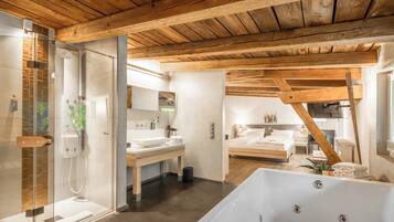 Suite, Lake View
