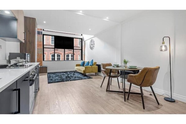 Fridge, microwave, oven, stovetop - Stylish 1-Bed Apartment in Jewellery Quarter – Central Birmingham Stay (Birmingham)