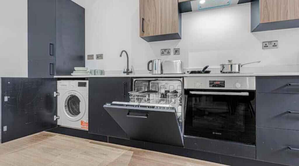 Kühlschrank, Mikrowelle, Ofen, Herdplatte