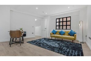 Living area - Modern Luxury Apartment in Jewellery Quarter – Central Birmingham Stay (Birmingham)