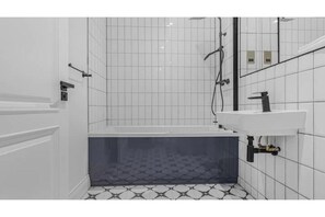 Hair dryer, towels, soap, toilet paper - Modern Luxury Apartment in Jewellery Quarter – Central Birmingham Stay (Birmingham)