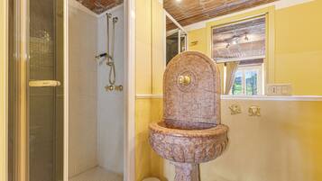 Dusche, Haartrockner, Bidet, Handtücher