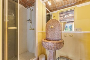 Dusche, Haartrockner, Bidet, Handtücher