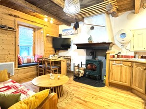 TV, fireplace