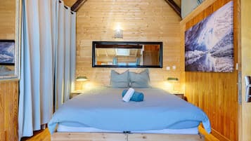 Tabla de planchar con plancha, wifi y ropa de cama