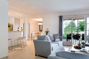 A modern living room with a sofa, coffee table, and bar area. - Gorgeous Villa for 8 People With Pool (Saint-Saturnin-les-Apt)