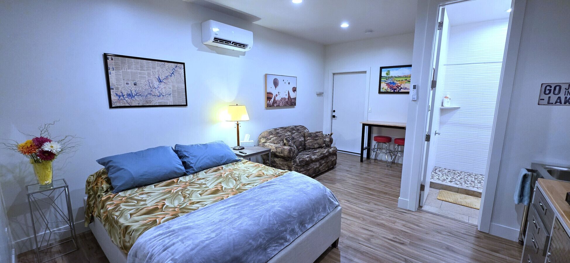 Desk, WiFi, bed sheets