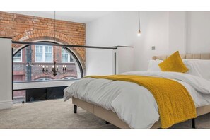 Iron/ironing board, WiFi, bed sheets - Spacious 2-BedRoom Luxury Apartment in Jewellery Quarter – Central Birmingham (Birmingham)