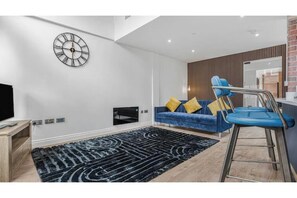 Living area - Spacious 2-Bed Luxury Apartment in Jewellery Quarter – Central Birmingham (Birmingham)