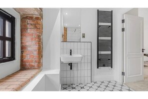 Bathroom - Spacious 2-Bed Luxury Apartment in Jewellery Quarter – Central Birmingham (Birmingham)