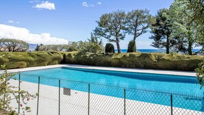 Una piscina con vista despejada al mar.