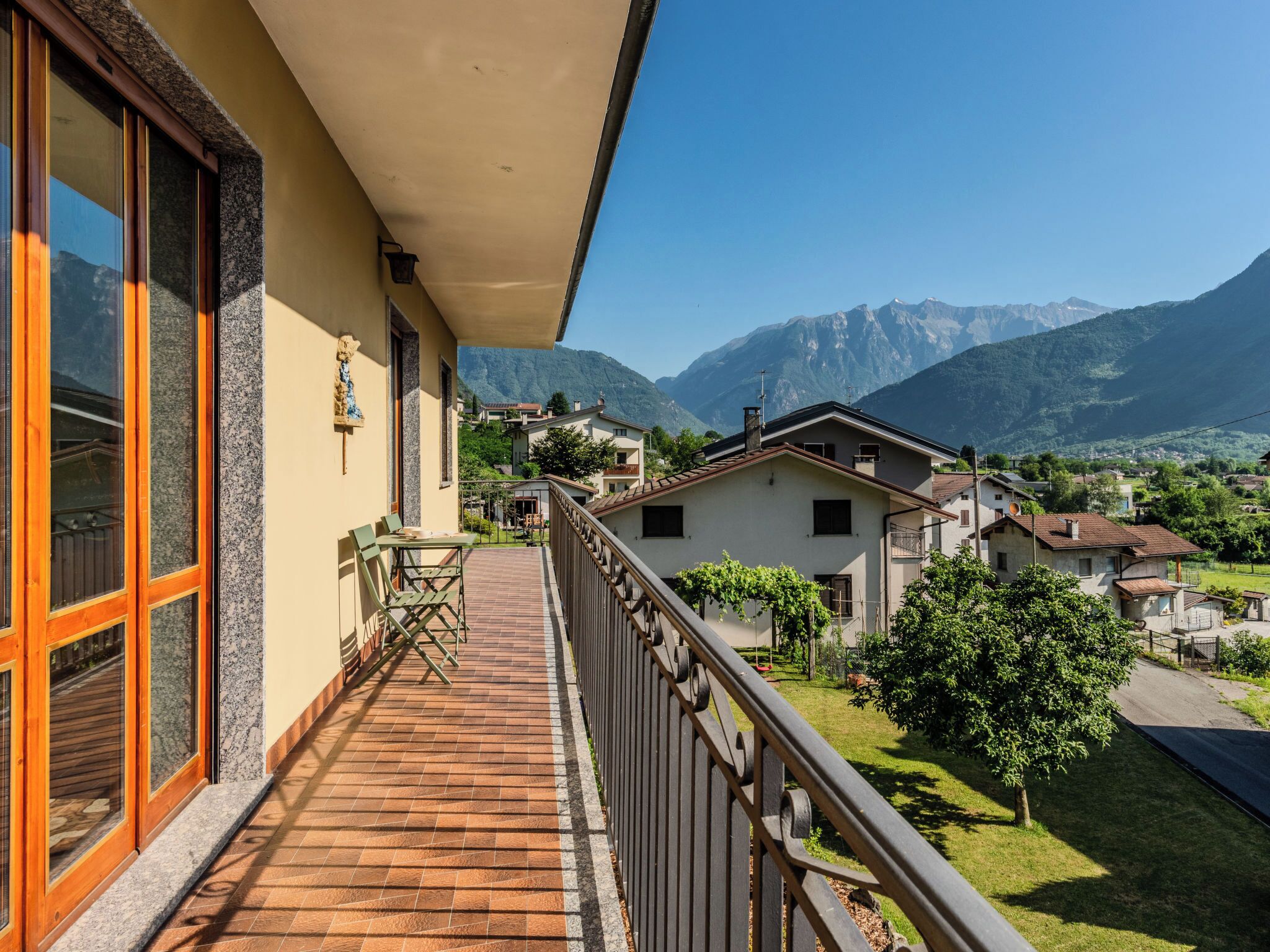 Ein Balkon mit Bergblick, Holzboden und Geländer.