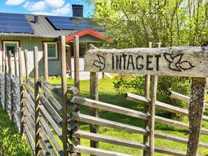 Et træhegn med et skilt, der står 'INTAGET'.