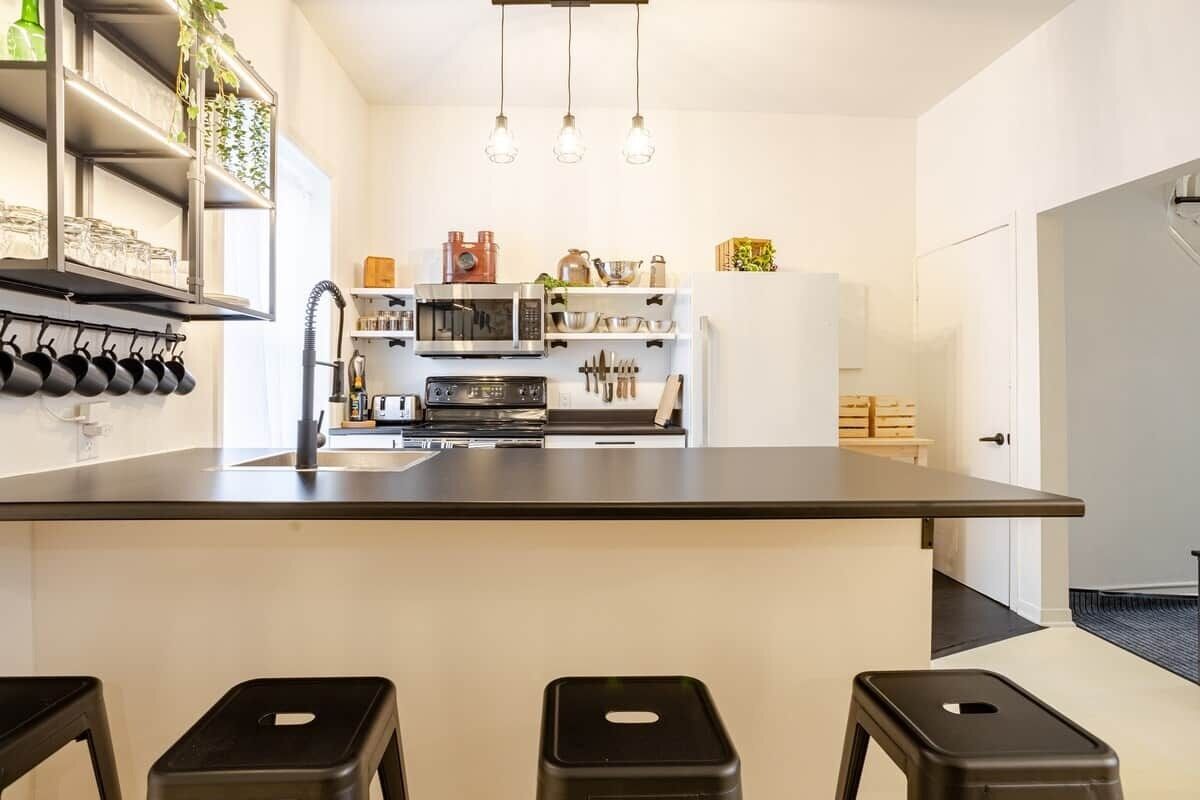 Coffee/tea maker, fridge, microwave, oven