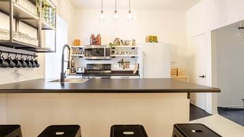 Coffee/tea maker, fridge, microwave, oven
