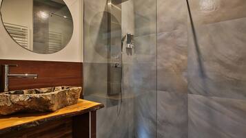 Een douche, een haardroger, handdoeken