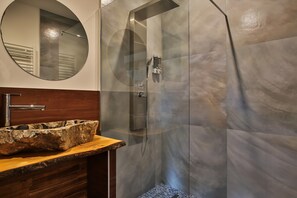 Douche, séchoir à cheveux, serviettes fournies