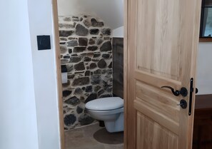Bathroom - Apartment 'Le Pigeonnier' with Private Terrace, Shared Garden and Wi-Fi (Saint-Sauveur-Villages)