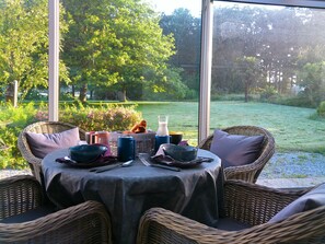 Dining - Apartment 'Le Pigeonnier' with Private Terrace, Shared Garden and Wi-Fi (Saint-Sauveur-Villages)