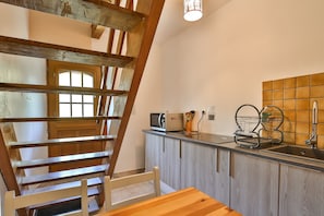 Wasserkocher mit Kaffee-/Teezubehör, Kühlschrank, Mikrowelle, Ofen