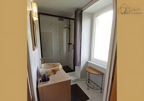 Een douche, een haardroger, handdoeken