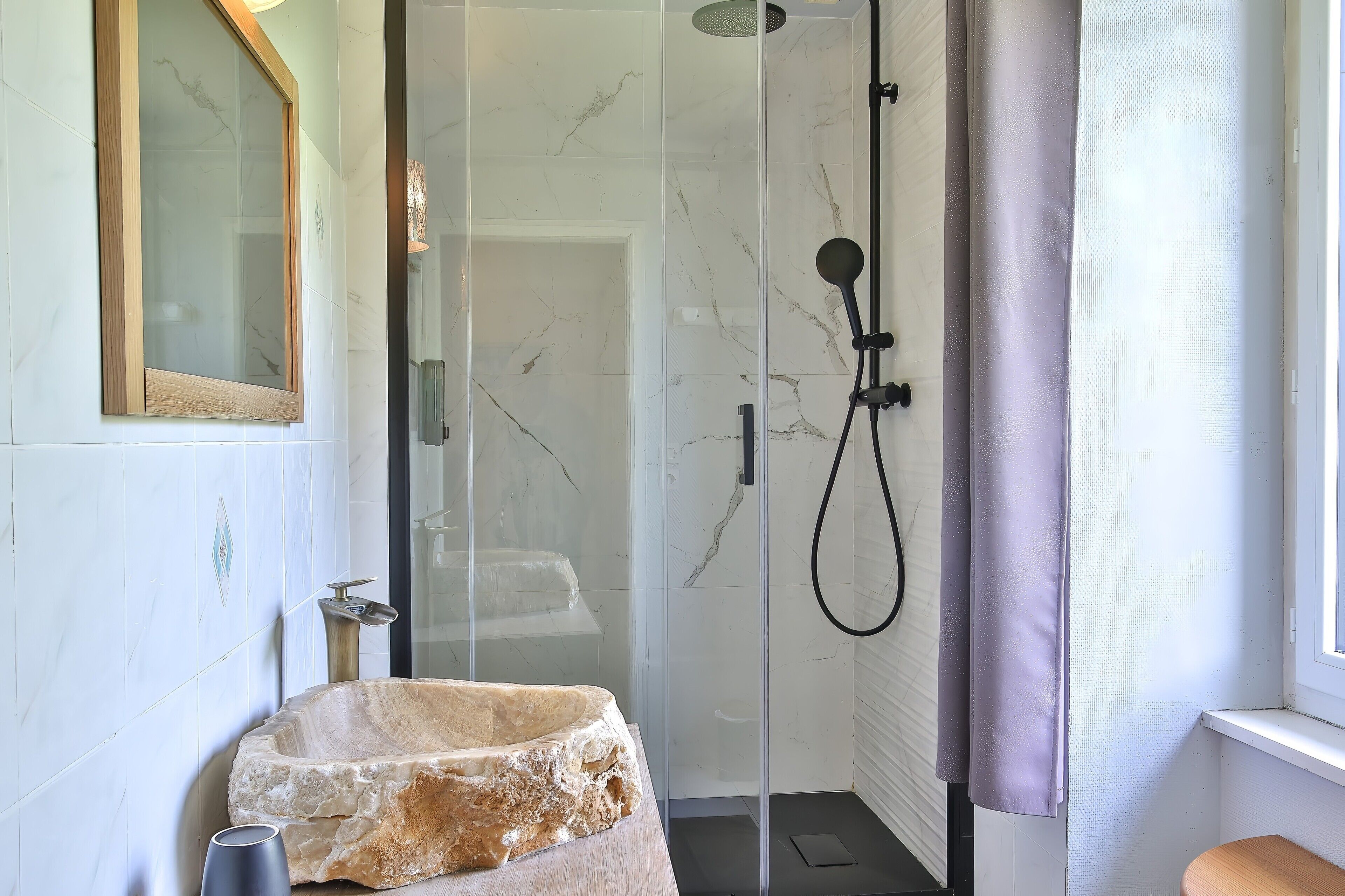 Een douche, een haardroger, handdoeken