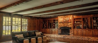 3 Private Suites. Riverside Farm W/Pool on 3 Acres