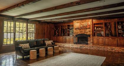 3 Private Suites. Riverside Farm W/Pool on 3 Acres