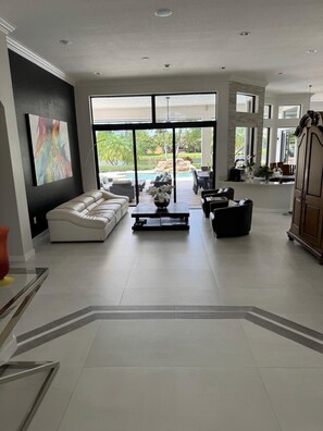 Interior - Ultimate FIFA Team Stay: 5 Bedrooms + Pool (Davie)
