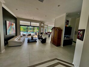 Interior - Ultimate FIFA Team Stay: 5 Bedrooms + Pool (Davie)