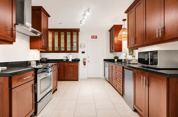 Private kitchen - Memorial Weekend Pool Home • 5 Min to Beach (Hollywood)