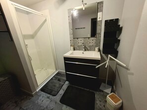 Dusche, Haartrockner, Handtücher