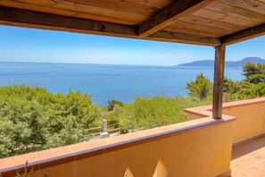 A balcony with a view of the sea and distant mountains. - Casa Ilune (Cala Gonone)