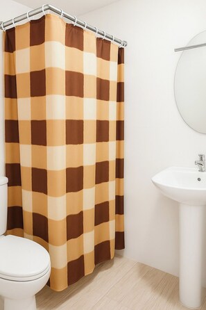Appartamento familiare, 1 letto queen, balcone, vista città | Bagno