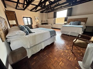 4 bedrooms, WiFi, bed sheets - Serene 4-bedroom house in charming Antigua Guatemala perfect for families. (Antigua Guatemala)