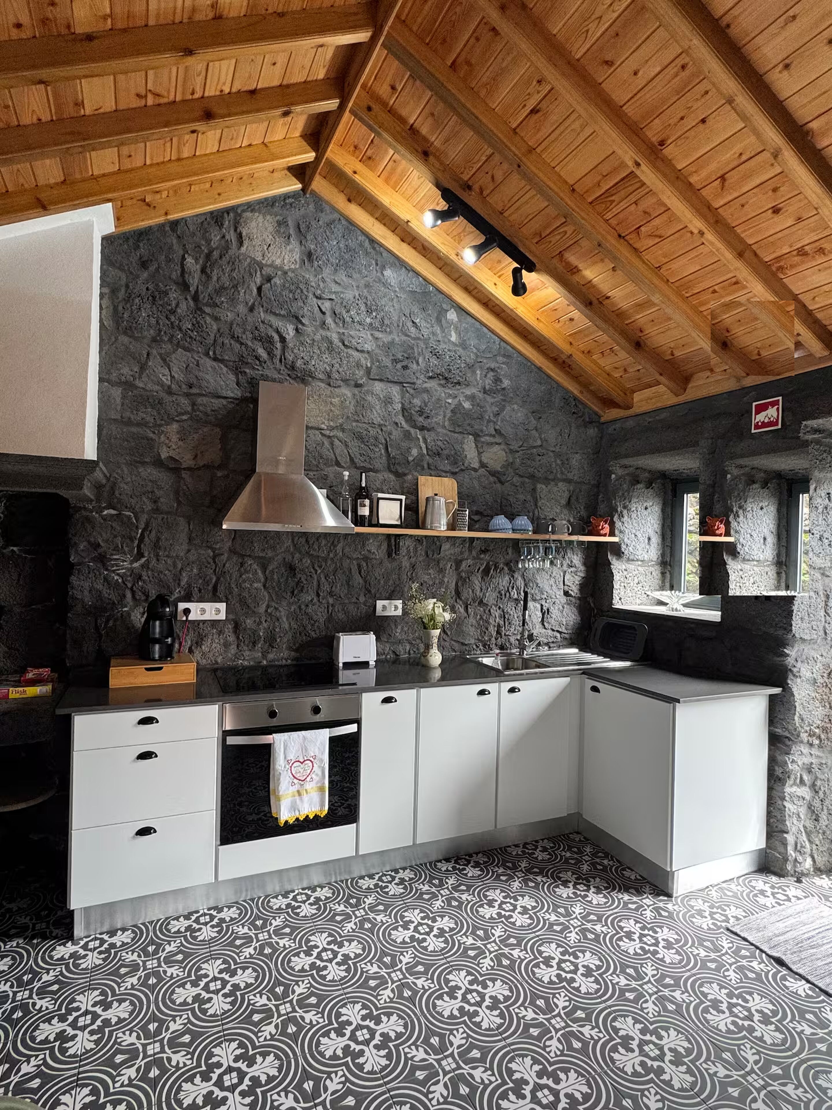 Cottage, Hill View | Private kitchen | Full-size fridge, microwave, oven, stovetop
