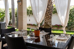 Outdoor dining - B&B Annita - Camera Superior PT (Porto Cesareo)