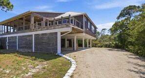 Ein zweistöckiges Haus mit einer Veranda und der Hausnummer 601.