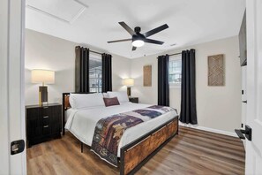 Tabla de planchar con plancha, wifi y ropa de cama 