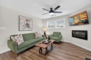 Living area - 1mi to Downtown, Near Smokies & Convention Ctr (Gatlinburg)