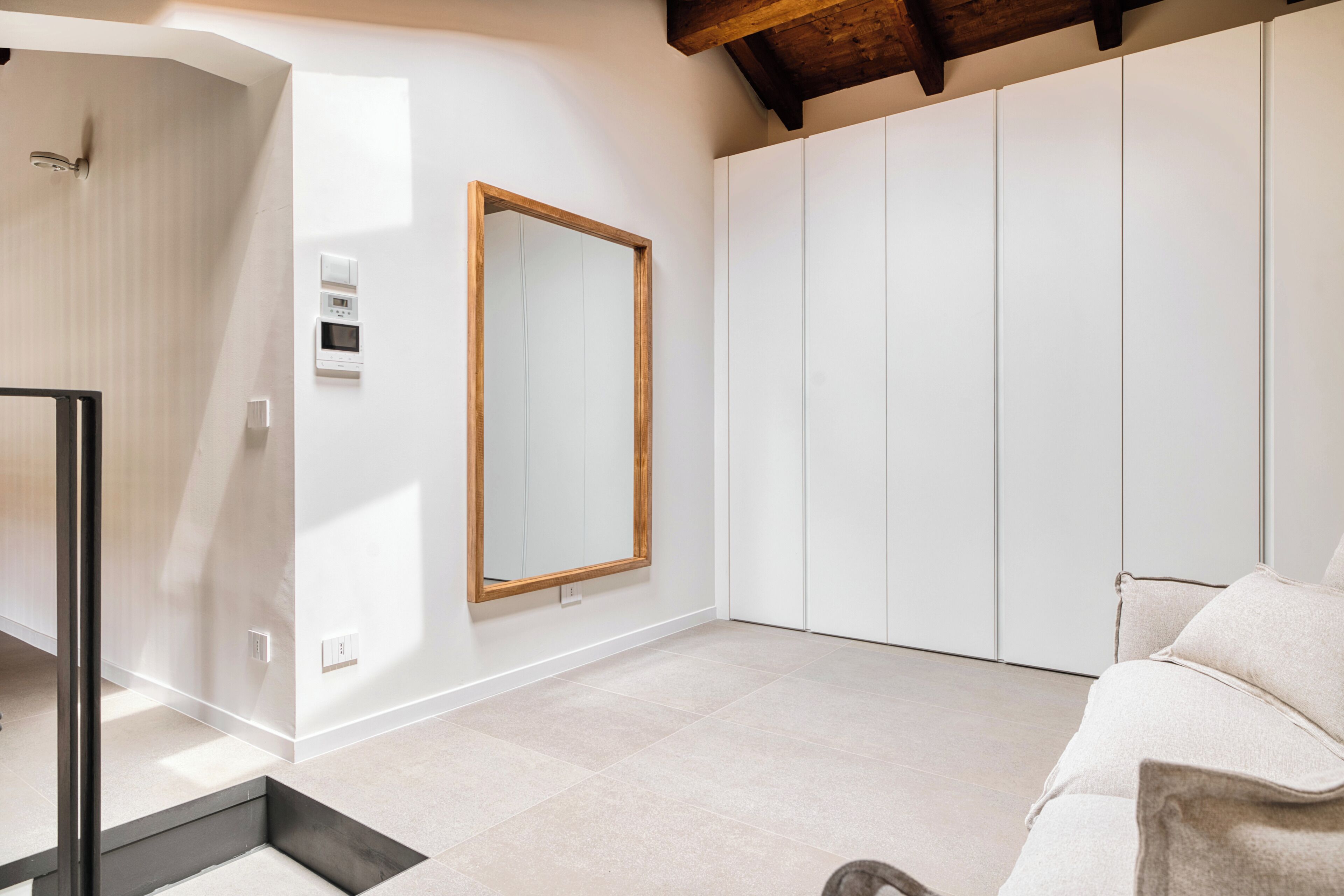 Appartamento Deluxe, balcone | Area soggiorno | Smart TV 43 pollici con canali digitali