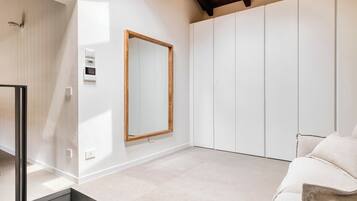Appartamento Deluxe, balcone | Area soggiorno | Smart TV 43 pollici con canali digitali