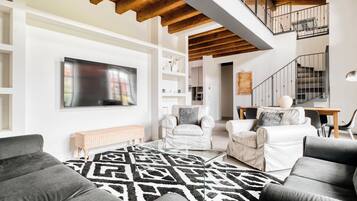 Appartamento Deluxe, balcone | Soggiorno | Smart TV 43 pollici con canali digitali