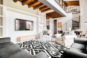 Appartamento Deluxe, balcone | Soggiorno | Smart TV 43 pollici con canali digitali