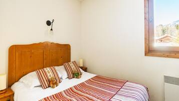 Chalet | 4 bedrooms, iron/ironing board