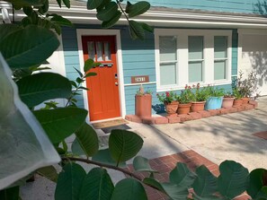 Exterior detail - Oxford Oaks - A Cozy Heights Guesthouse (Houston)