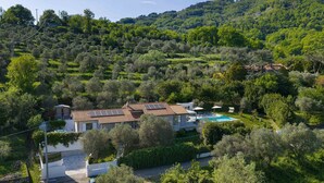A villa with a swimming pool, surrounded by lush greenery and hills. - Villa Lunezia 6, Emma Villas (Aulla)