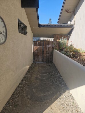 Property grounds - Lovely studio with pool in enjoyable Bakersfield neighborhood (Bakersfield)