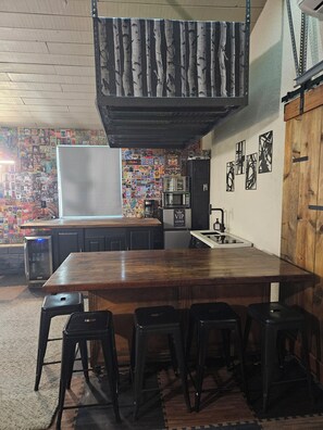 Interior - Lovely studio with pool in enjoyable Bakersfield neighborhood (Bakersfield)
